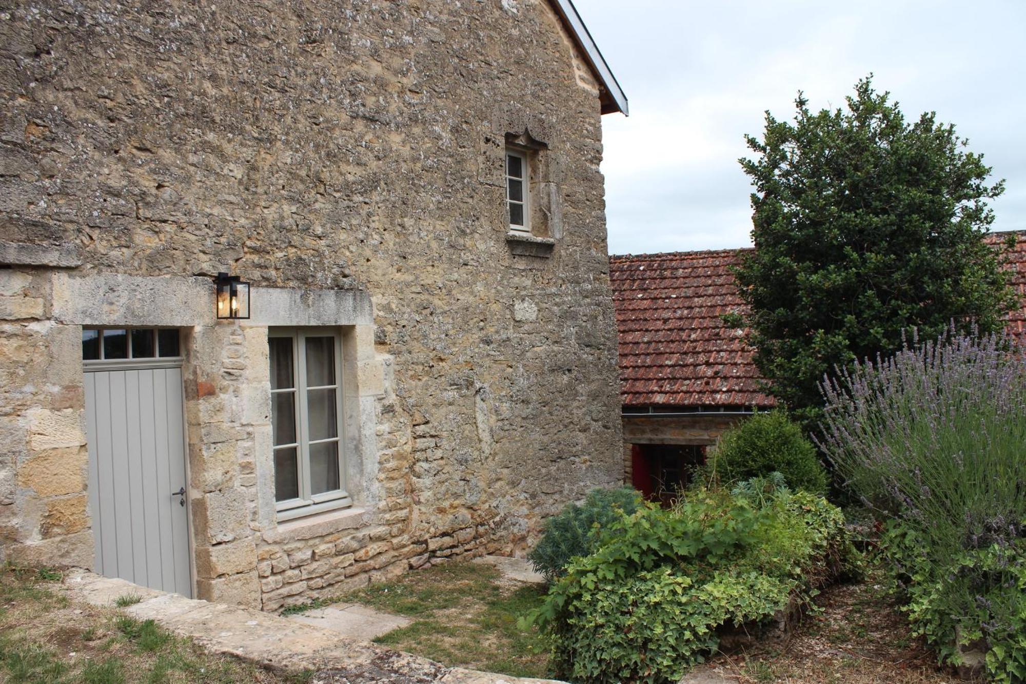 Chateauneuf Suites エクステリア 写真