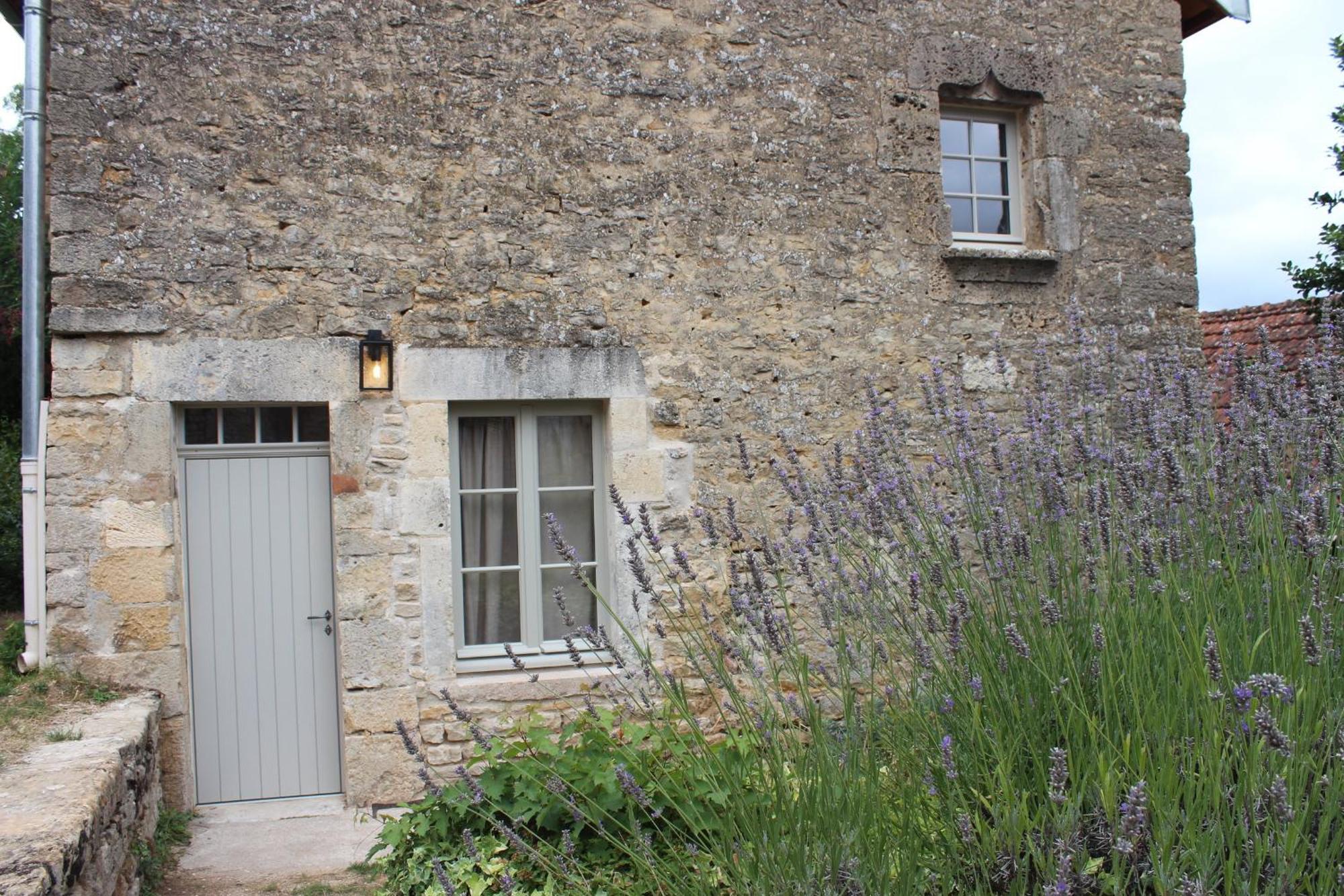 Chateauneuf Suites エクステリア 写真
