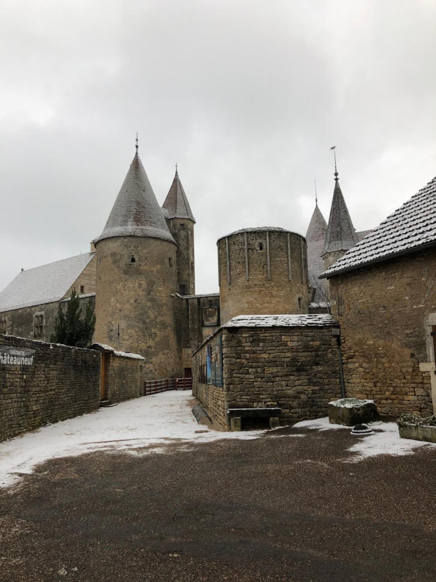 Chateauneuf Suites エクステリア 写真